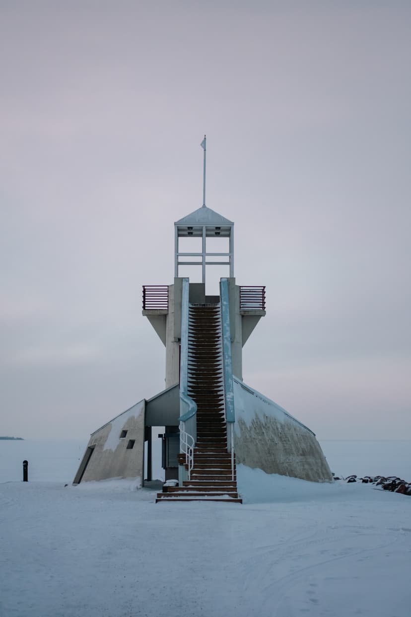 Kuva Oulun nallikarin satamasta talvella.